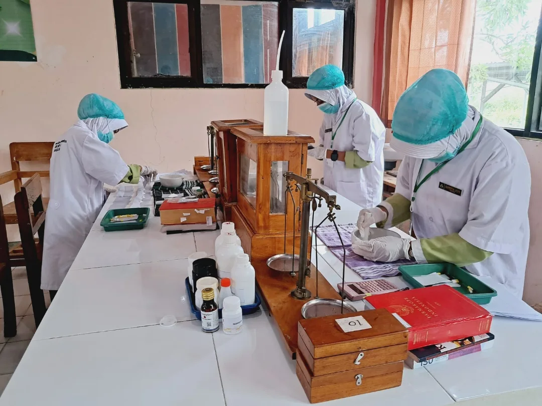 Uji Sertifikasi Kompetensi (Serkom) Layanan Penunjang Kefarmasian Klinis dan Komunitas (LPKKK) dengan Skema Sertifikasi Kompetensi Kualifikasi Nasional Sertifikat II Asisten Tenaga Kesehatan Bidan Keahlian Farmasi Klinis dan Komunitas